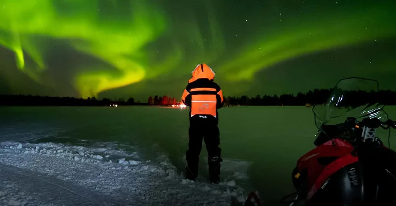 Northern Lights Snowmobile Tour with Snacks and Drinks — snowmobile tour in Levi